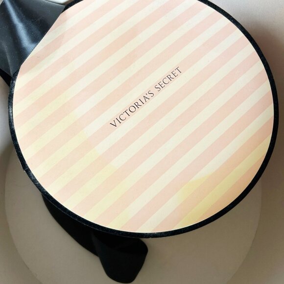 Victoria's Secret Vintage Nesting Hat Boxes (set of 3) - Picture 7 of 10